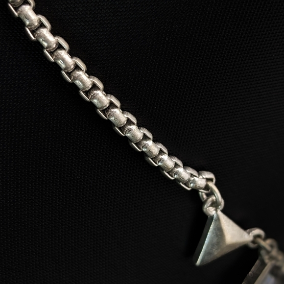 GEOMETRIC Statement Necklace With Arrowheads And Crystal Rhinestones - Picture 4 of 7